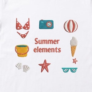 Puede incluir: Camiseta blanca con elementos de verano bordados: bikini, cámara, pelota de playa, helado y estrella de mar. También aparece el texto "Summer elements". Gafas de sol, protector solar y chanclas también son visibles.