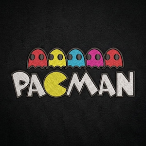 Può includere: Tessuto nero con un ricamo di Pac-Man. Il design presenta la scritta "PACMAN" in bianco, con un personaggio giallo di Pac-Man e cinque fantasmi colorati in rosso, giallo, blu, rosa e rosso.