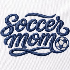 Może przedstawiać: Biała powierzchnia tkaniny z ciemnoniebieskim haftem tekstu "soccer mom" wykonanym kursywą. Litera "o" w słowie "mom" została zastąpiona ciemnoniebieskim wyhaftowanym wzorem piłki nożnej z klasycznym sześciokątnym motywem.