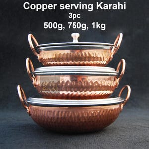 Pode incluir: Uma pilha de três tigelas Karahi de servir em cobre, cada uma com tampa e alças. As tigelas são de tamanhos diferentes, com a maior na base. O texto na imagem diz "Copper serving Karahi 3pc 500g, 750g, 1kg."