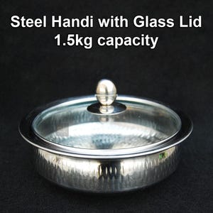 Puede incluir: Un handi de acero plateado con una tapa de vidrio. El handi tiene un acabado martillado y una capacidad de 1,5 kg.