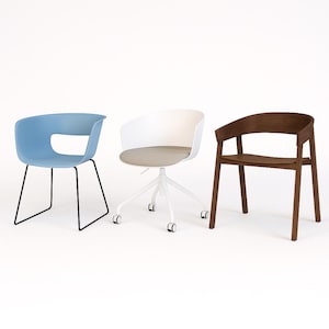 Puede incluir: Tres sillas modernas sobre un fondo blanco. Una silla azul claro con patas negras, una silla blanca con asiento gris y ruedas, y una silla de madera con respaldo curvo.