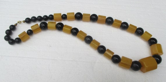 50s BAKELITE Beaded Necklace - image 2