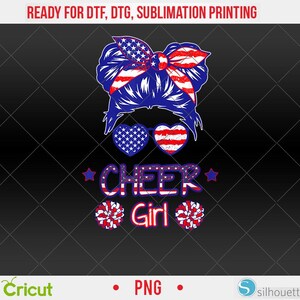 Puede incluir: Un diseño patriótico con la silueta de una mujer, un moño desordenado, gafas de sol en forma de corazón y el texto "CHEER Girl". El diseño incorpora los colores y patrones de la bandera estadounidense, incluyendo estrellas y rayas. Ideal para impresión DTF, DTG y sublimación.