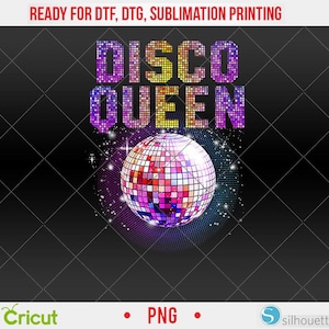Puede incluir: Diseño digital con el texto "DISCO QUEEN" en una fuente pixelada multicolor sobre una bola de discoteca. La bola de discoteca está hecha de cuadrados de varios colores y rodeada de destellos, sobre un fondo negro con patrón de diamantes.