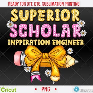 Peut inclure: Un design numérique avec les mots "SUPERIOR SCHOLAR INPPIRATION ENGINEER" en lettres à bulles jaunes et roses, avec des accents de marguerites. Un crayon jaune avec un nœud est en bas. Le fond est noir.