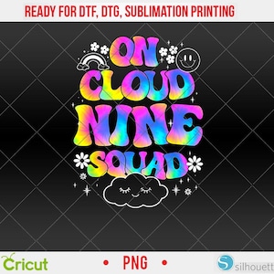 以下が含まれることがあります： タイダイ文字で「ON CLOUD NINE SQUAD」と書かれたカラフルなグラフィックデザイン。虹、スマイリーフェイス、花、目を閉じた雲が黒い背景に描かれています。DTF、DTG、昇華印刷に対応しています。