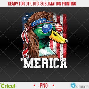 Peut inclure: Conception graphique d'un canard portant des lunettes de soleil et un bandeau avec un motif de drapeau américain. Le canard a des cheveux bruns et une tête verte. Le mot "'MERICA" est imprimé en lettres blanches.