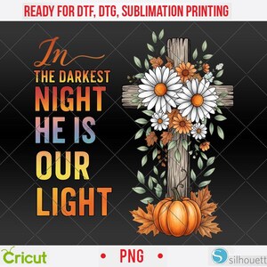 Peut inclure: Un design numérique avec une croix en bois ornée de marguerites blanches et oranges, de feuilles d'automne et d'une citrouille. Le texte dit "In the darkest night He is our light" dans un dégradé de couleurs. Convient pour l'impression DTF, DTG et sublimation.