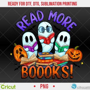 Peut inclure: Graphique d'Halloween avec trois fantômes de dessins animés lisant des livres, entourés de citrouilles et des mots "READ MORE BOOKS!" en violet et orange. Le design est adapté à l'impression DTF, DTG et sublimation.