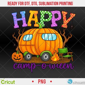 Peut inclure: Graphique sur le thème d'Halloween avec une caravane en forme de citrouille et les mots "HAPPY camp-o-ween". Le design comprend un feu de camp, une chaise de camping et une petite citrouille. Le texte "READY FOR DTF, DTG, SUBLIMATION PRINTING" est en haut.