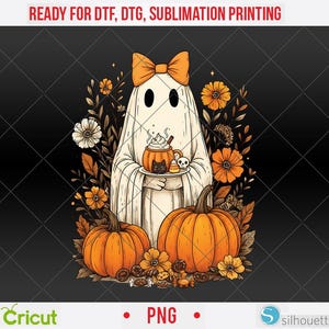 Peut inclure: Illustration sur le thème d'Halloween avec un fantôme portant un nœud orange, tenant une tasse en forme de citrouille. Deux citrouilles oranges et des fleurs d'automne entourent le fantôme. Le texte "READY FOR DTF, DTG, SUBLIMATION PRINTING" est en haut.