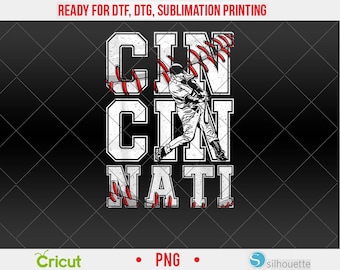Può includere: Un design grafico in bianco e nero con la scritta "CIN CIN NATI" e un giocatore di baseball che batte. Le lettere sono bianche con accenti di cuciture rosse da baseball. Il testo "READY FOR DTF, DTG, SUBLIMATION PRINTING" è in alto.