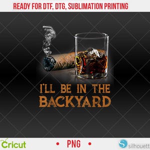 Puede incluir: Gráfico digital con un cigarro encendido con humo, un vaso de whisky con hielo y el texto "I'LL BE IN THE BACKYARD" en marrón. El fondo es un patrón de diamantes gris oscuro.