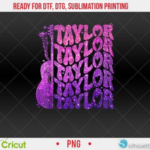 以下が含まれることがあります： 紫とピンクのグリッターデザイン。スタイリッシュなフォントで「Taylor」という名前、ハート、ギターのシルエットが描かれています。デザインは黒いひし形模様の背景に配置されています。上部のテキストは「READY FOR DTF, DTG, SUBLIMATION PRINTING」と書かれています。