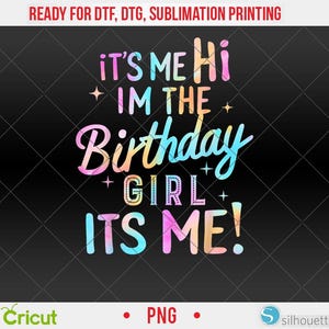 Peut inclure: Un design numérique avec le texte "IT'S ME Hi I'M THE Birthday GIRL ITS ME!" dans une police colorée en dégradé. Le design est placé sur un fond noir avec un motif en losange. Prêt pour l'impression DTF, DTG et sublimation.