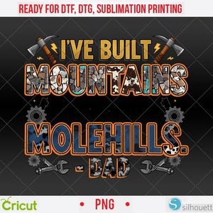 Peut inclure: Un design numérique avec le texte "I'VE BUILT MOUNTAINS MOLEHILLS - DAD". Le design comprend des pioches, des engrenages et des clés, avec une police texturée. Convient pour l'impression DTF, DTG et sublimation.