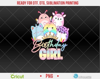Puede incluir: Gráfico colorido con un grupo de personajes de animales de peluche, incluyendo un unicornio, un ciervo y un gato, con el texto "Birthday Girl" en un degradado arcoíris pastel. El diseño es adecuado para impresión DTF, DTG y sublimación.
