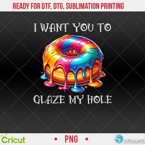 Puede incluir: Ilustración de un donut colorido con glaseado goteando en tonos naranja, rosa, azul y amarillo. El texto "I WANT YOU TO GLAZE MY HOLE" se muestra en blanco. Fondo negro con un patrón de diamantes. Para impresión DTF, DTG, sublimación.