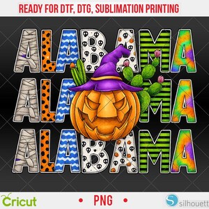 Peut inclure: Graphique sur le thème d'Halloween avec le mot "ALABAMA" dans une conception empilée. Les lettres ont divers motifs, notamment des bandages de momie, des pois et un tie-dye. Une citrouille d'Halloween portant un chapeau de sorcière et des cactus sont au centre. L'image est sur fond noir.