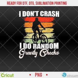 Pode incluir: Design gráfico preto com um ciclista em uma mountain bike e o texto "I DON'T CRASH I DO RANDOM Gravity Checks" em branco. O fundo tem um design retrô de pôr do sol com listras vermelhas, laranja, amarelas e verdes.