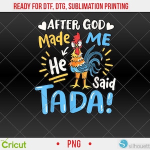 Może przedstawiać: Grafika z kreskówkowym kogutem i tekstem "AFTER GOD Made ME He Said TADA!". Projekt wykorzystuje kolory żółty, niebieski, pomarańczowy i biały na czarnym tle. Obraz jest oznaczony jako "READY FOR DTF, DTG, SUBLIMATION PRINTING".
