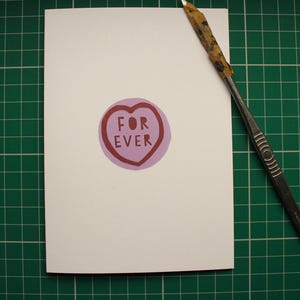 Per sempre. Dolce biglietto di San Valentino a forma di cuore, carta tagliata a mano e stampata professionalmente su carta riciclata. Il 15% dei profitti andrà all'Hospice St Elizabeth.
