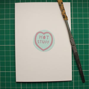 Hot Stuff. Cartão de Dia dos Namorados Sweet Heart, papel cortado à mão, impresso profissionalmente em cartão reciclado. 15% dos lucros para o St Elizabeth Hospice.