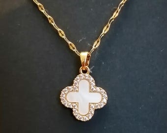 18K ゴールドメッキのクローバーネックレス、四つ葉のクローバーネックレス、マザーオブパールのクローバーネックレス、キュービックジルコニアのクローバーネックレス。