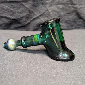 13 cm hammarpipa i blågrönt och silver. Pipa i glas.