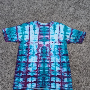 Size M, blue, purple, aqua, tie dye T shirt with pleated grid pattern
