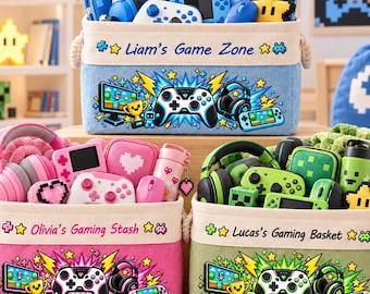 Peut inclure: Trois paniers de rangement rectangulaires en tissu bleu, rose et vert, avec des motifs graphiques sur le thème du jeu vidéo, des poignées en corde et des textes personnalisés Liam's Game Zone, Olivia's Gaming Stash et Lucas's Gaming Basket.