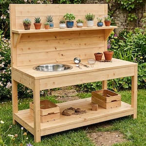 Può includere: Un banco da lavoro da esterno in legno chiaro con un alto pannello posteriore, un ripiano superiore con varie piccole piante in vaso, un lavello in acciaio inossidabile, un piano di lavoro con un mestolo e un colino, e due cassette di legno.