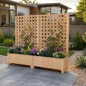Puede incluir: Una jardinera rectangular de madera clara que cuenta con un enrejado vertical integrado. La jardinera está llena de una variedad de flores coloridas y follaje verde, con plantas trepadoras que crecen a lo largo de la rejilla de madera.
