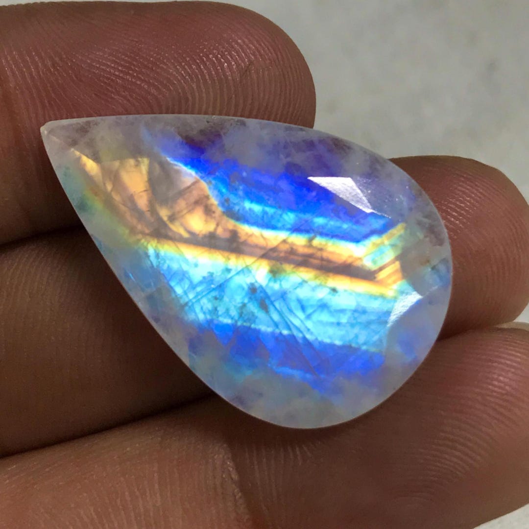 青くは光る！レインボームーンストーンたん！ 2つのレインボームーン