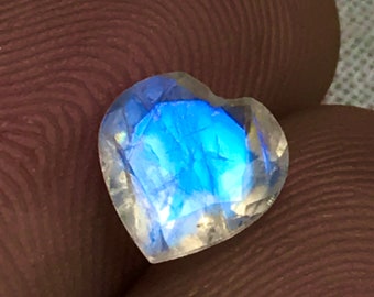 Rainbow Moonstone - AAAA - High Quality Fine Cut Faceted Sparkle - Heart Cut Stone - Amazing Blue Fire - size - 7x7 mm Height - 3.5 mm