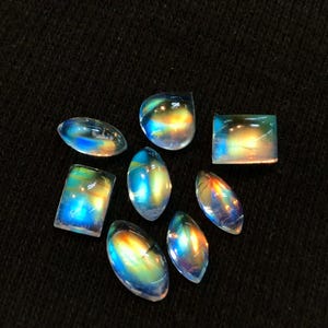 Puede incluir: Surtido de cabujones de piedras preciosas iridiscentes en varias formas y tama&ntilde;os. Las piedras tienen un brillo arco&iacute;ris y son perfectas para la elaboraci&oacute;n de joyas.