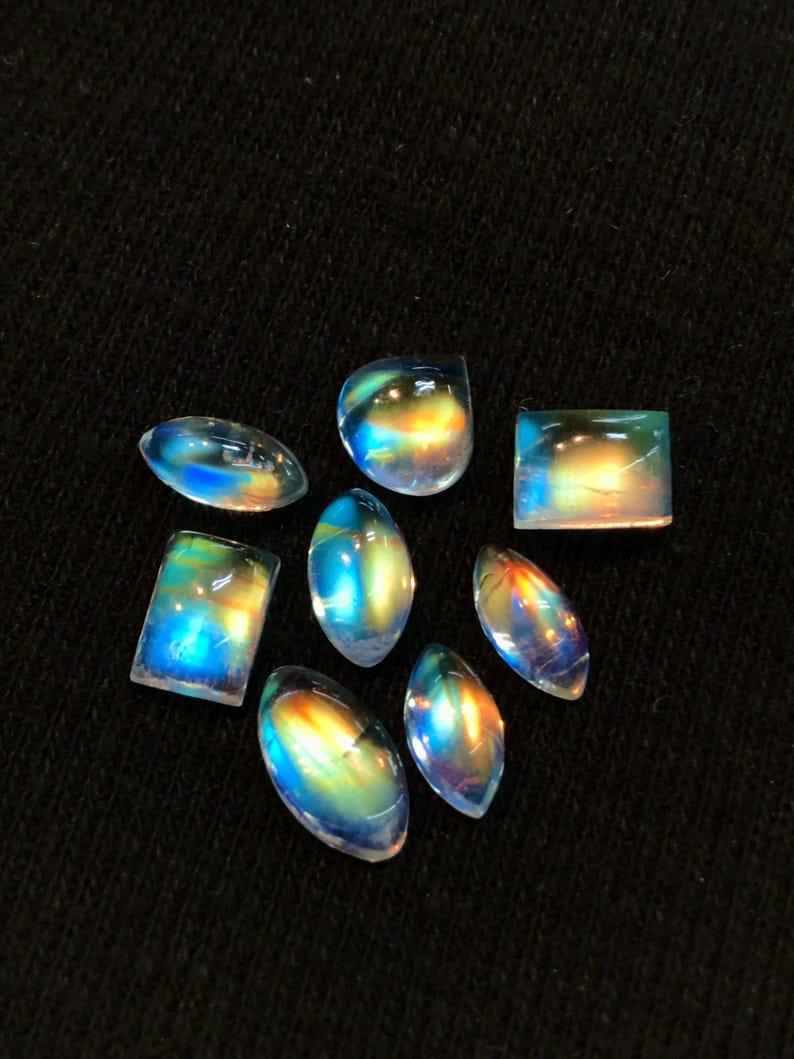 Puede incluir: Surtido de cabujones de piedras preciosas iridiscentes en varias formas y tama&ntilde;os. Las piedras tienen un brillo arco&iacute;ris y son perfectas para la elaboraci&oacute;n de joyas.