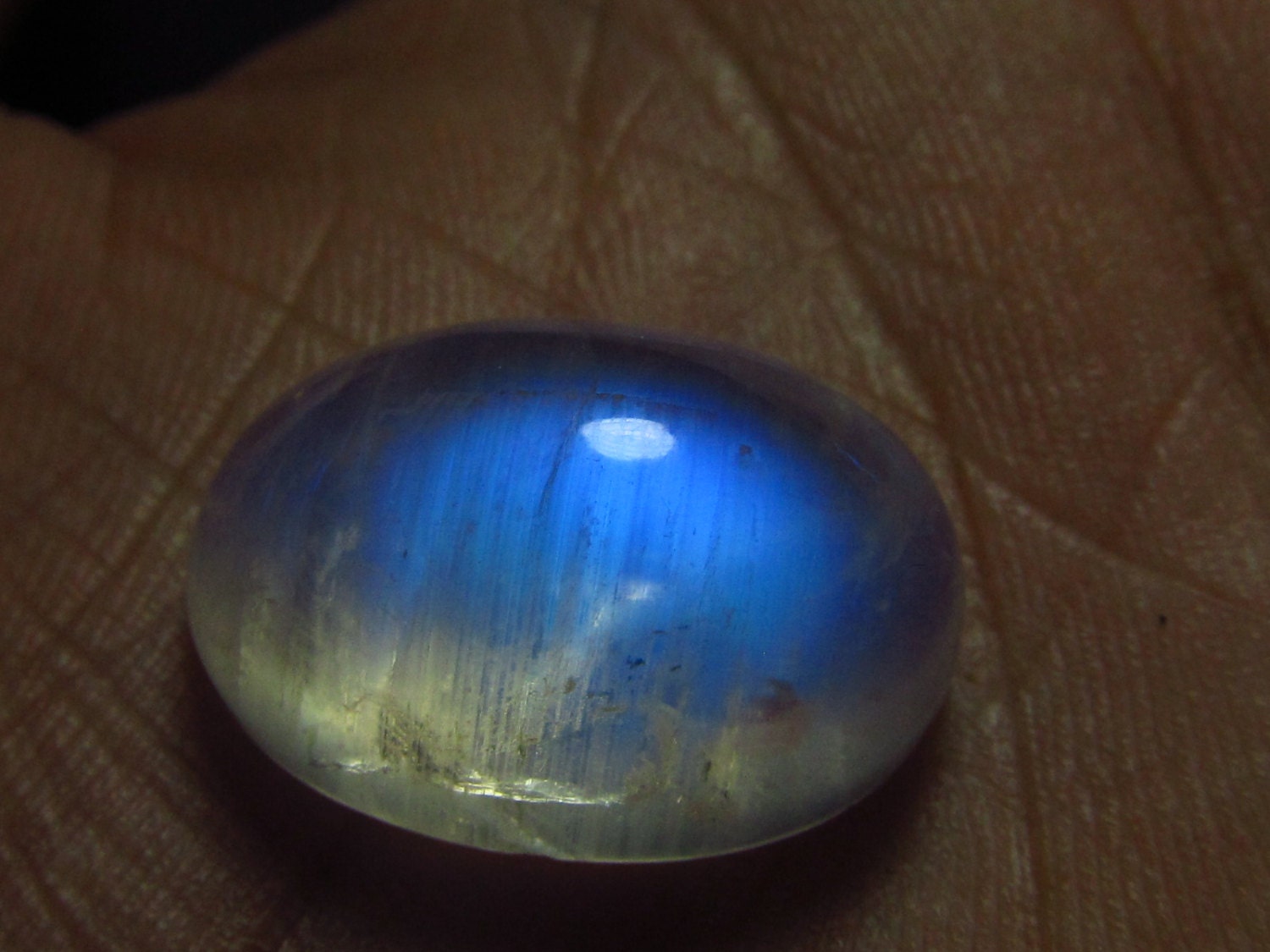 24.20 / CTW - 15 x 21 mm - ovale Cabochon - Pierre de lune arc-en-ciel - Full bleu Flashy incendie haute qualité de coupe 24.20 / CTW - 15 15 15 x 21 mm - ovale Cabochon - Pierre de lune arc-en-ciel - Full bleu Flashy incendie haute qualité de coupe 770917