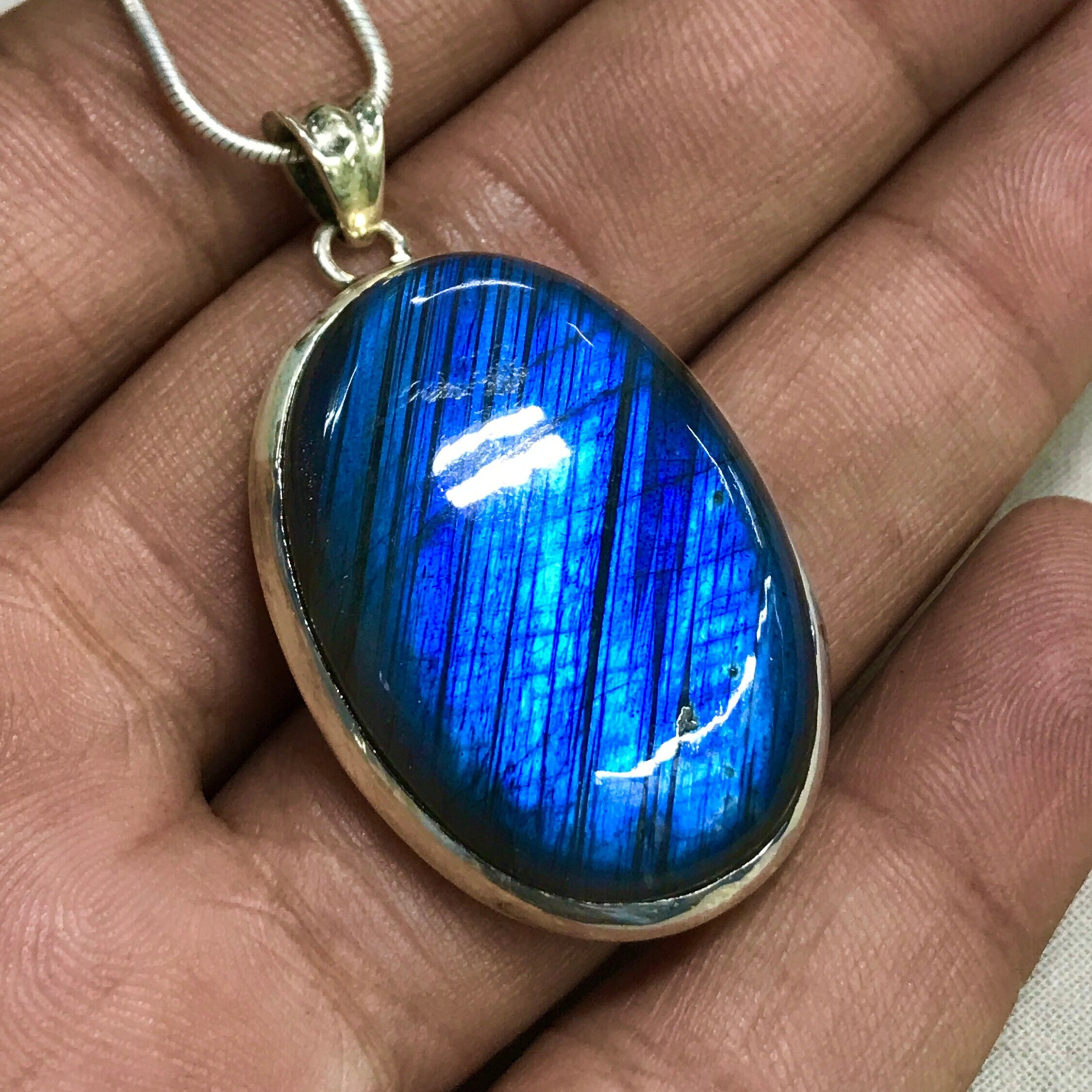 スターリングシルバーのラブラドライトペンダント：強いフラッシュ