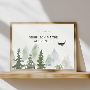 Könnte beinhalten: Ein gerahmter Aquarelldruck mit einer Waldszene mit immergrünen Bäumen in Grün- und Grautönen. Der Druck enthält den Text "GOTT SPRICHT: SIEHE, ICH MACHE ALLES NEU!" und einen fliegenden Vogel. Der Rahmen ist hellbraun.