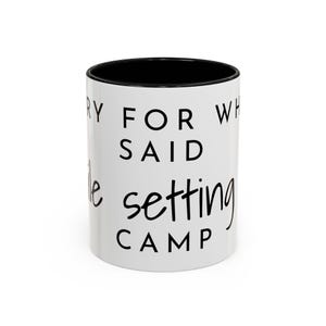 Peut inclure: Un mug en céramique blanche avec un intérieur et un bord noirs. L'extérieur présente un texte noir qui dit : SORRY FOR WHAT I SAID WHILE SETTING UP CAMP. La police alterne entre un style sans empattement et une écriture cursive pour le mot setting.