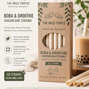 Op de afbeelding: Een rechthoekige kartonnen doos met 50 extra brede 12 mm rietjes van suikerriet. De verpakking is beige met groene bladillustraties, schildpadpictogrammen en de tekst The Wild Turtle, Boba & Smoothie Sugarcane Straws en 100% plant-based.