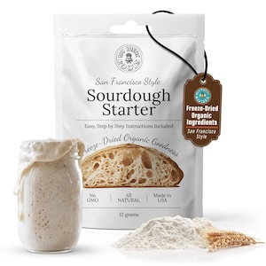 Könnte beinhalten: Eine weiße Packung San Francisco Style Sauerteigstarter, ein Glas Starter und ein Haufen Mehl. Die Packung enthält den Text "Easy, Step by Step Instructions Included" und "Freeze-Dried Organic Goodness". Ein Etikett lautet "Freeze-Dried Organic Ingredients".
