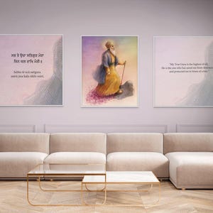 Può includere: Tre stampe artistiche incorniciate con testo e illustrazioni ispiratrici. La stampa centrale presenta una figura in abiti gialli e blu con un bastone. Le altre due stampe hanno testo su uno sfondo morbido. Le stampe sono esposte sopra un divano componibile beige.