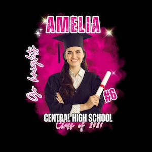 Może przedstawiać: Zdjęcie z ukończenia szkoły z kobietą w czapce i todze, trzymającą dyplom. Obraz zawiera imię "Amelia", tekst "Go brights", "Central High School" i "Class of 2026" w kolorze r&oacute;żowym i białym.
