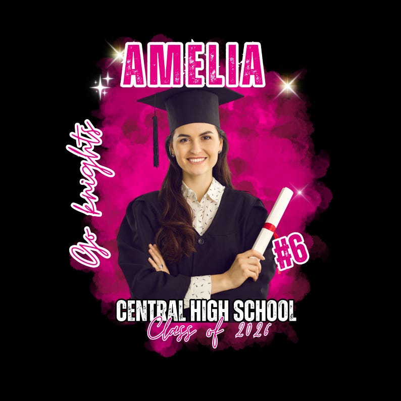 Może przedstawiać: Zdjęcie z ukończenia szkoły z kobietą w czapce i todze, trzymającą dyplom. Obraz zawiera imię "Amelia", tekst "Go brights", "Central High School" i "Class of 2026" w kolorze r&oacute;żowym i białym.