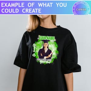 Może przedstawiać: Czarna koszulka z motywem ukończenia szkoły. Projekt zawiera zdjęcie absolwenta w czapce i todze, trzymającego dyplom. Tekst "YOUR NAME", "YOUR SCHOOL NAME" i "#6" jest w kolorze zielonym i białym.