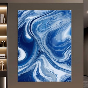 Op de afbeelding: Grote abstracte wandkunst met een wervelend patroon in blauw en wit. Het kunstwerk heeft een glanzende afwerking en is aan een muur bevestigd. Het ontwerp lijkt op stromend water of marmer, wat een moderne en artistieke esthetiek creëert.