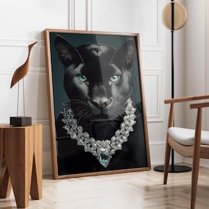 Luksusowa Puma z naszyjnikiem ze szmaragdów | Elegancka sztuka ścienna z dużym kotem | Luksusowe dzieło sztuki | Modna sztuka Puma | Prezent dla miłośnika Pumy | Pobieranie cyfrowe